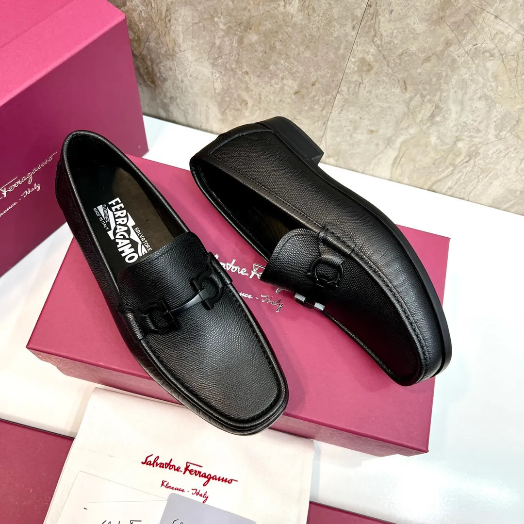 Original quality P780 Brand: Ferragamo Standard size: Men's size 39–44 (38.45 can be customized) Grade: Same style as the official website High-quality men's shoes Material: Customized first-layer calfskin with water-dyed cowhide lining Cowhide tiptoe Original non-slip and wear-resistant rubber outsole Style category: Men's formal business leather shoes are young and fashionable European and American trends British style Casual matching and comfortable feet Color: actual picture